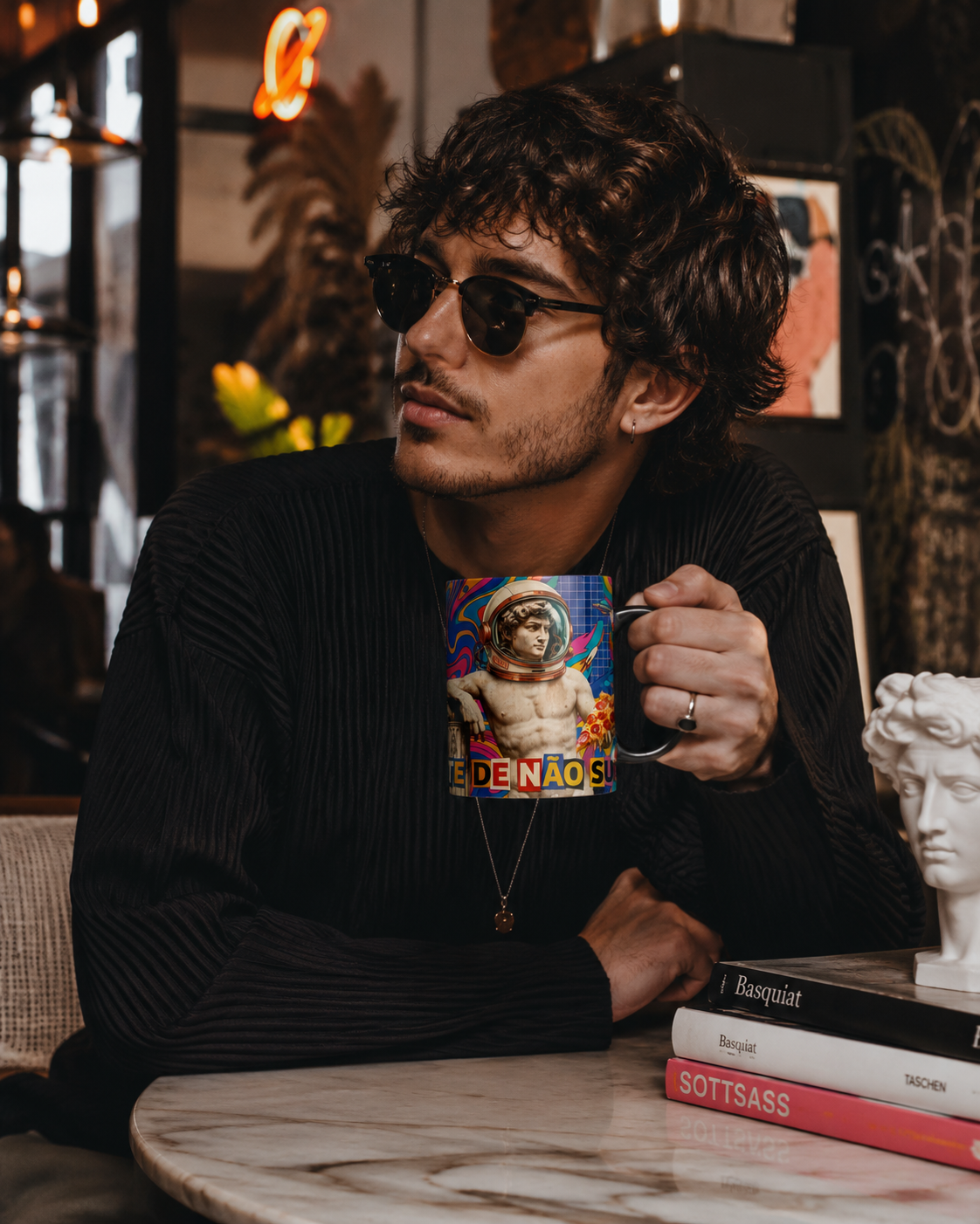 Caneca Porcelana Estátua David Astronauta Vaporwave Art 325ml