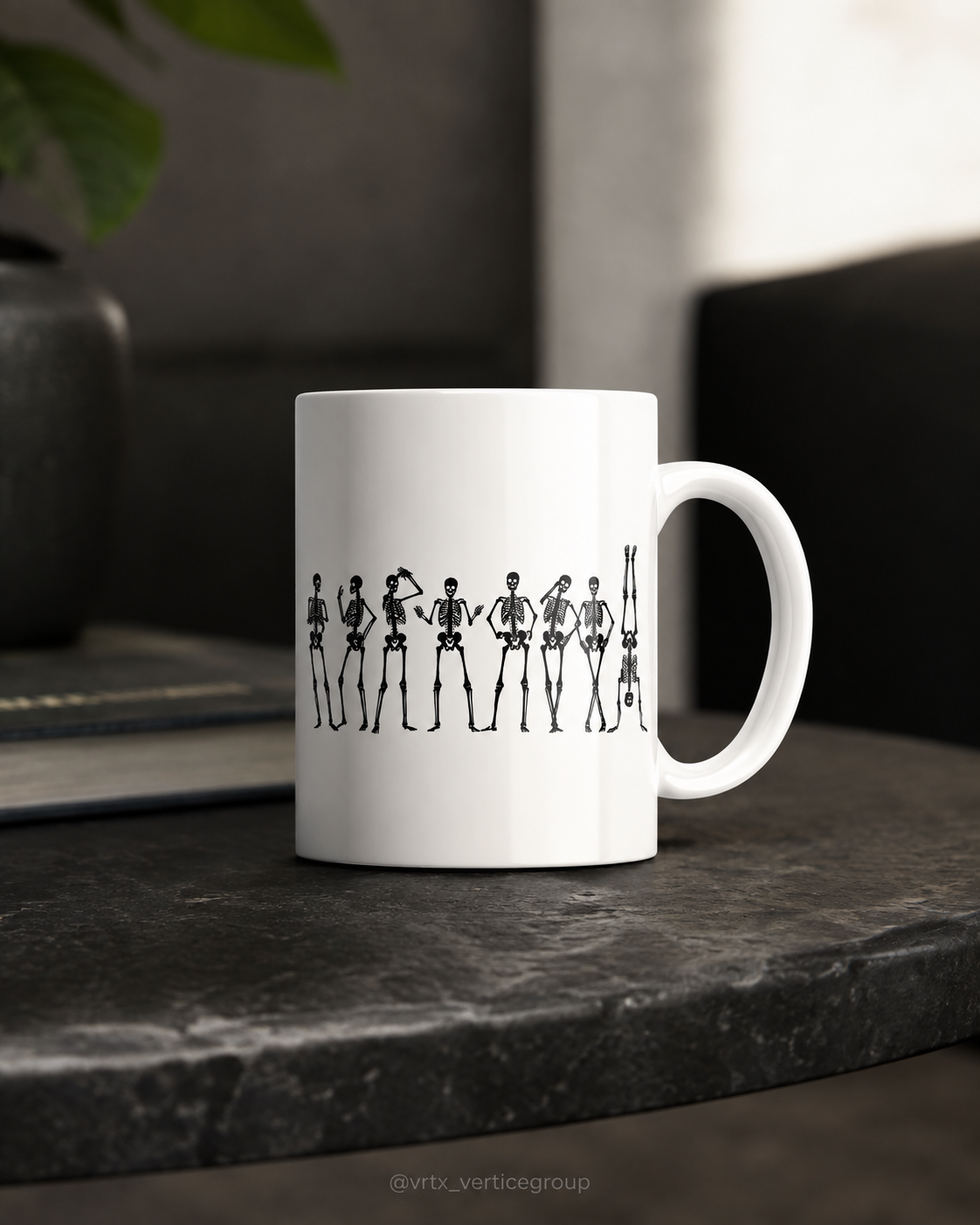 Caneca Porcelana Esqueletos Dançando Divertida Alça Preta 325ml