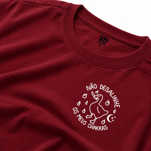 Camiseta Bordô "Não Desalinhe os Meus Chakras" – Estampa Ganso Divertida
