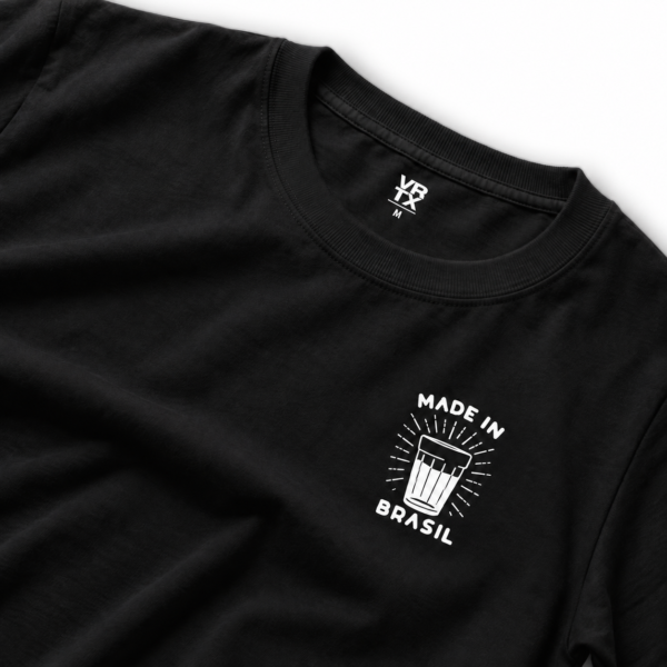 Camiseta Preta "Made in Brasil" Copo Americano – Estampa Minimalista Divertida